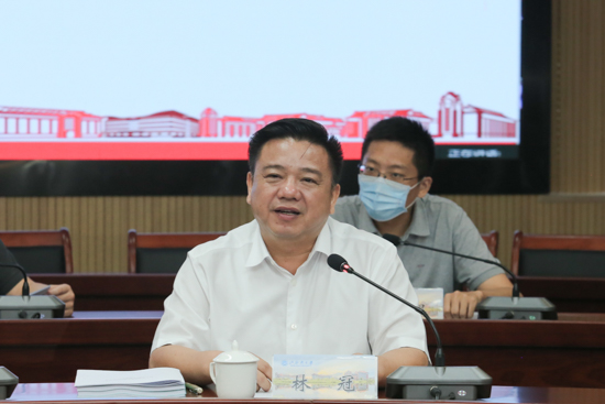 林冠简要介绍钦州市经济社会发展情况。郑毅摄