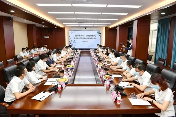 重点岗位干部家属廉洁家风座谈现场。秦小敏摄