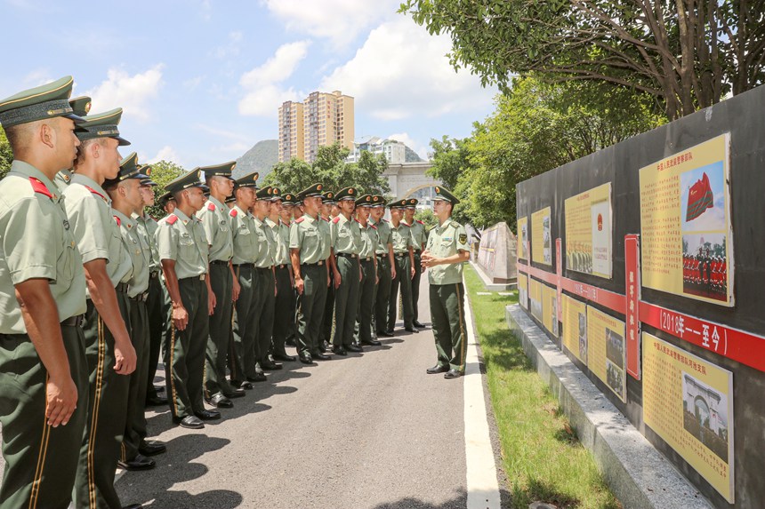 讲解员带领新兵参观支队军史场馆。