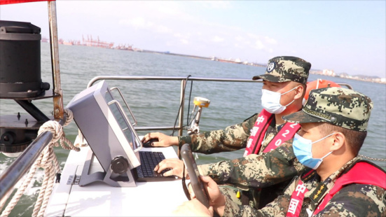 海警执法员对抛填区海域进行扫海测量。
