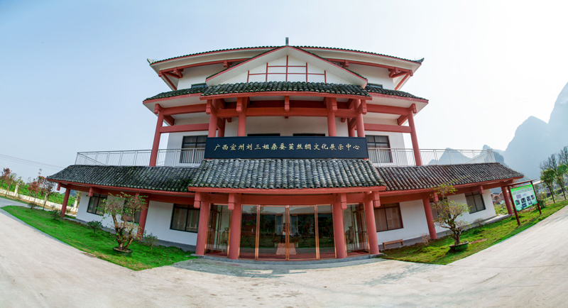 位于上坪村刘三姐桑蚕产业（核心）示范区内的刘三姐丝绸文化展示中心。