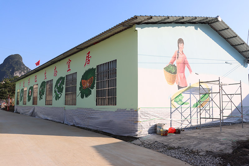 屯内墙面以“桑蚕文化”为主题的彩绘。