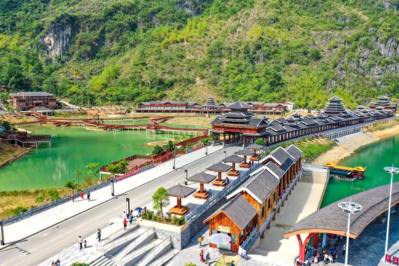 浩坤湖畔的风雨廊桥。