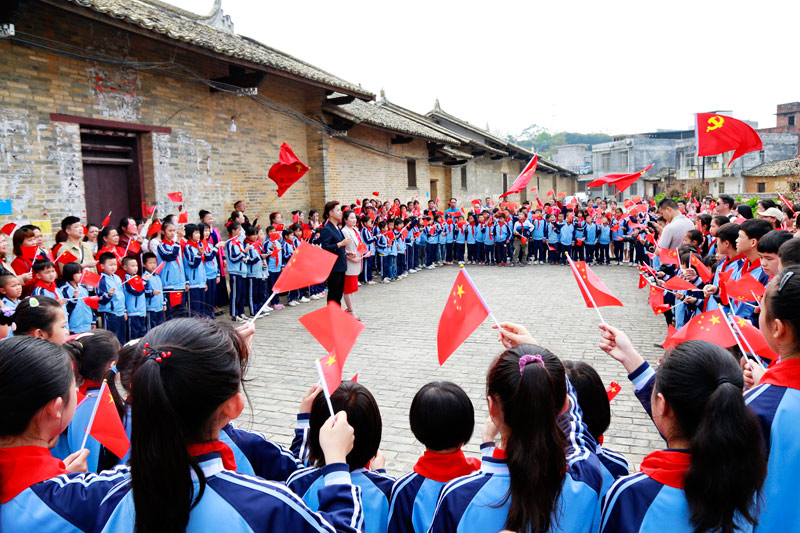 2021年3月12日，灵山文旅系统组织上百名党员干部和当地师生在萍塘开展党史学习教育。