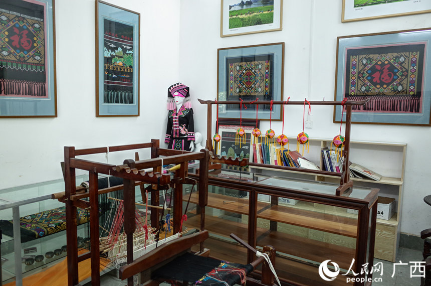 靖西旧州壮族生态博物馆内的壮锦织造技艺和织品展示。人民网 覃心摄