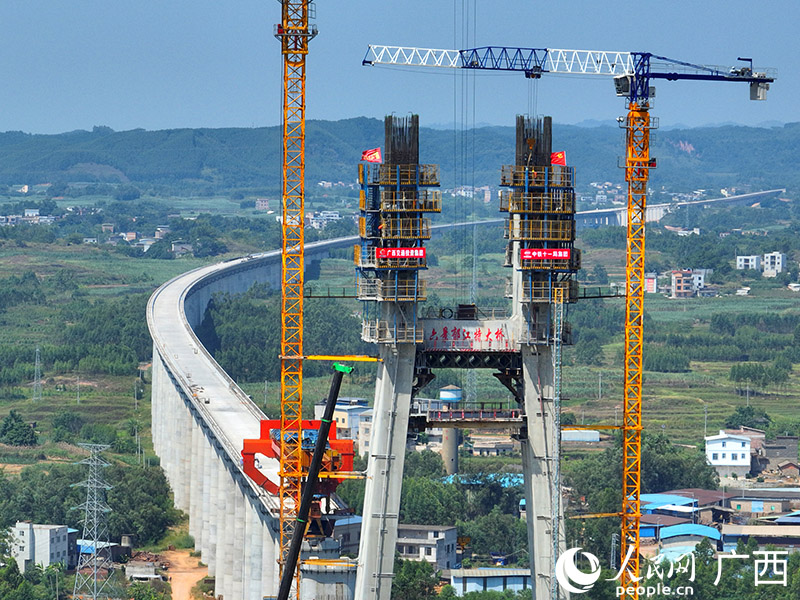 图为建设中的南玉铁路六景郁江特大桥。 人民网 付华周摄