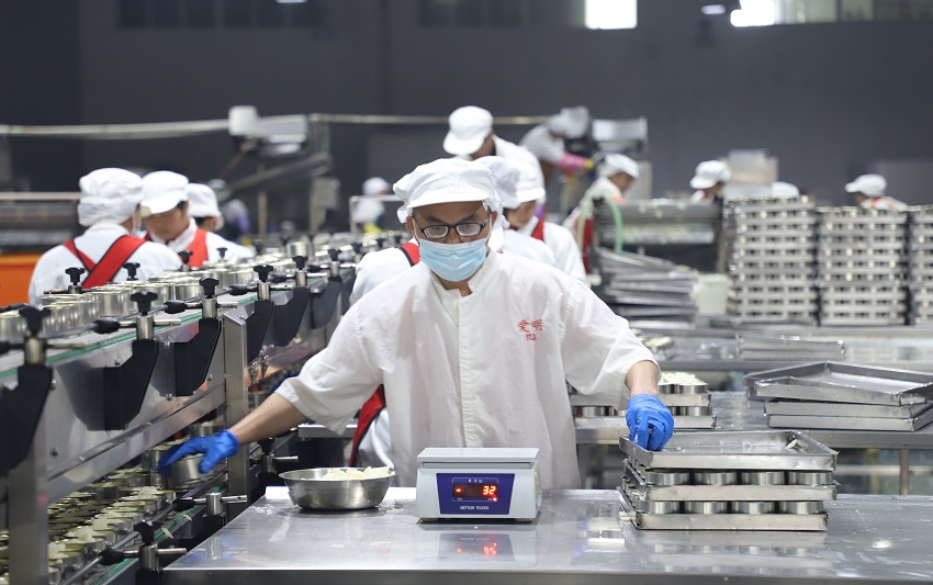 爱明公司罐头生产车间一线员工认真工作中。桂林爱明公司供图