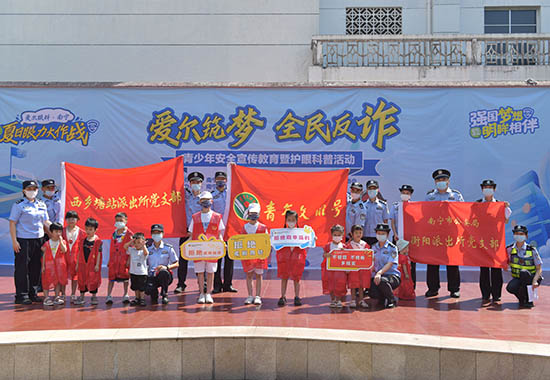 “志愿者服务联盟”成员开展宣传活动。