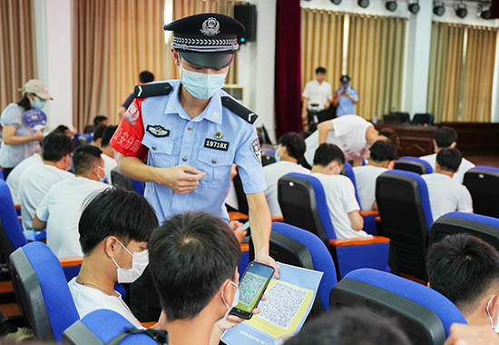 “志愿者服务联盟”成员开展反诈宣传活动。滕美专摄