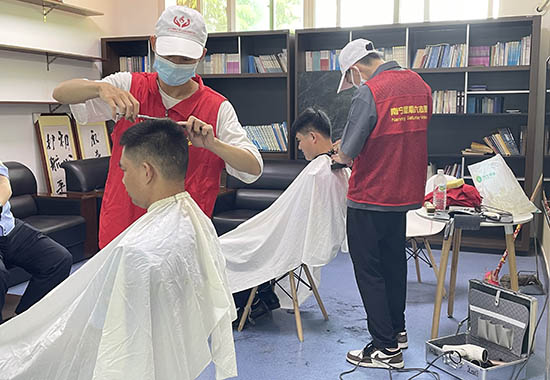 星期六志愿者协会专业理发师给民辅警义剪 (3)