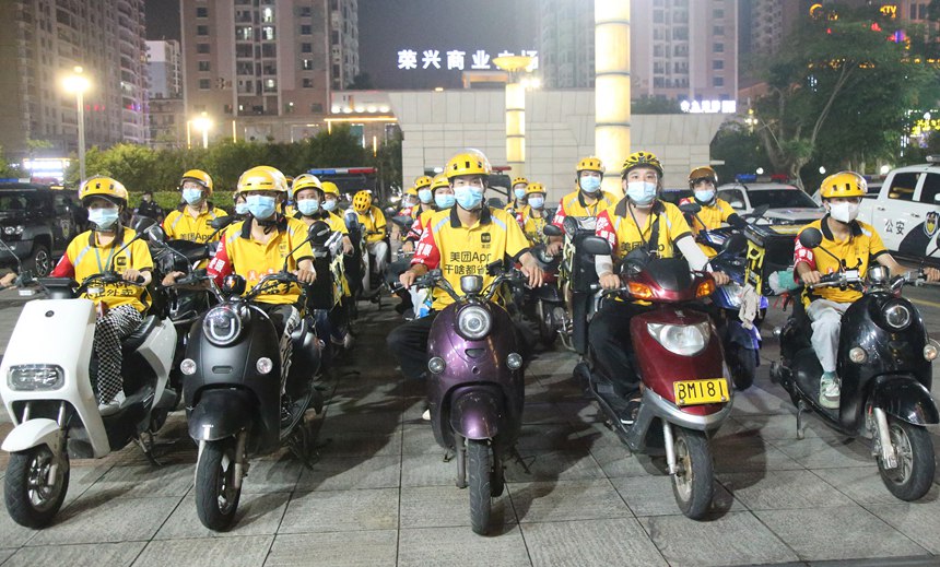 由外賣員、志願者組成的“港城·警眼”隊伍