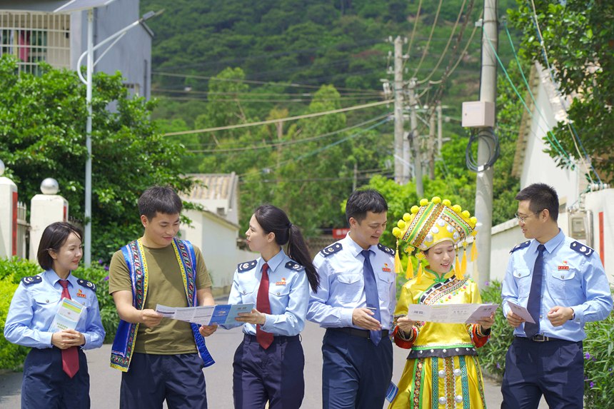 北海市税务部门组建“税费支持春风宣传队”，向北海市网红打卡村流下村村民群众、商户流动讲解宣传新的组合式税费支持政策