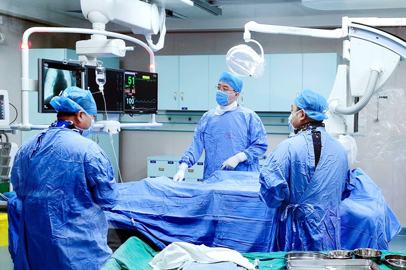南宁市第二人民医院宋清华医生指导上林县人民医院心内科学术团队为患者进行介入手术。