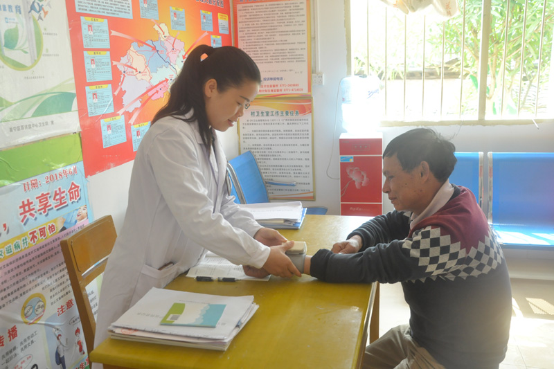 邕宁区百济镇华达村医生陆志勤在村卫生室为群众看病。