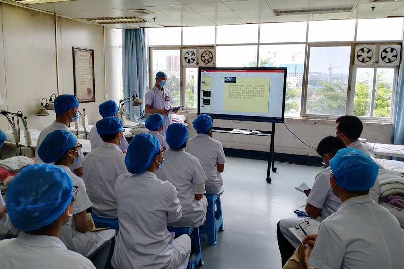 南宁市中医医院组织学员开展临床实践病例讨论，通过组织乡村医生基层卫生人才能力提升培训项目，不断优化村医队伍水平。