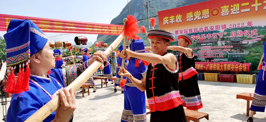 9月7日，广西都安瑶族自治县安阳镇群众快乐打扁担，喜庆丰收节。高东风摄