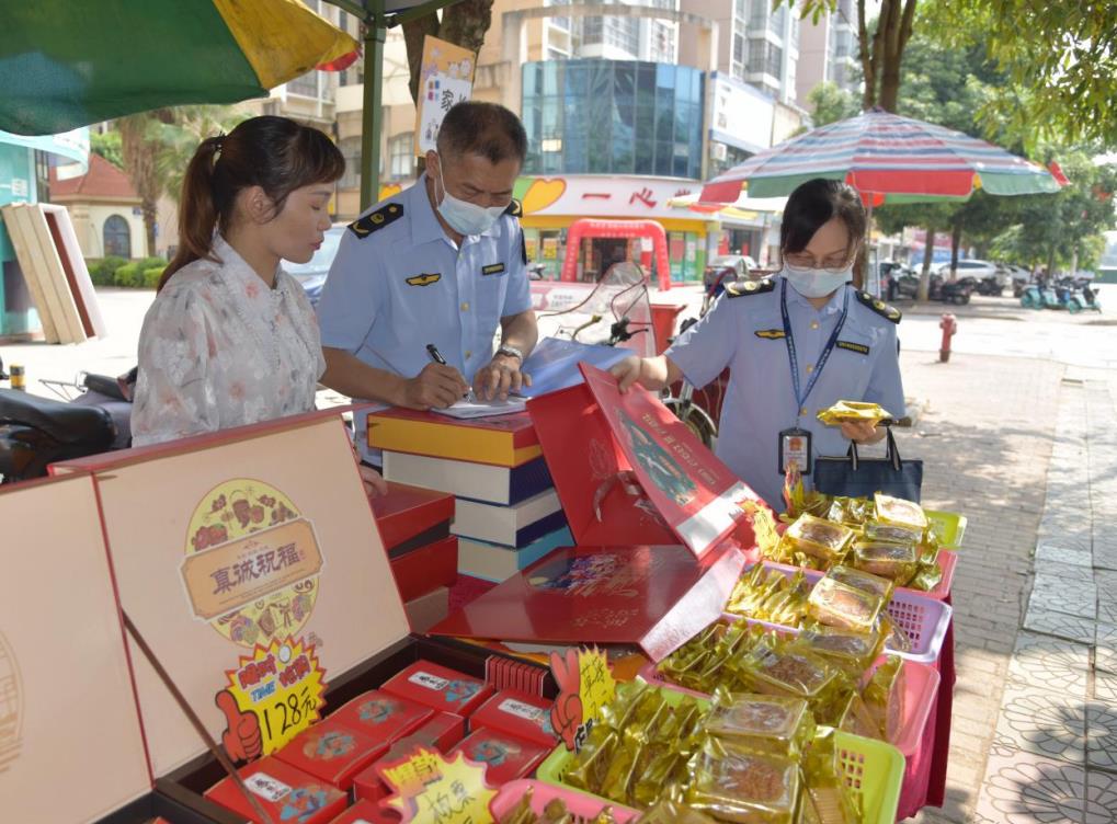 執法人員在崇左市江州區麗川路開展月餅產品抽檢。韋發忠攝