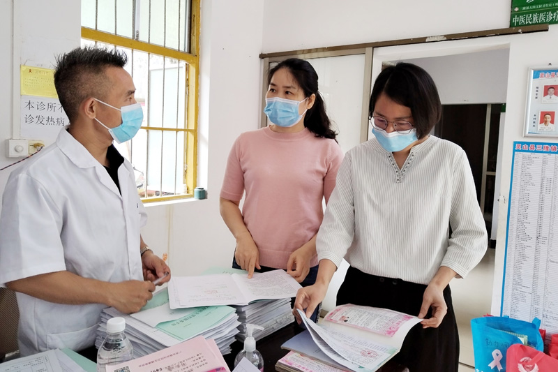 灵山县卫生健康局开展家庭医生签约服务工作督导。
