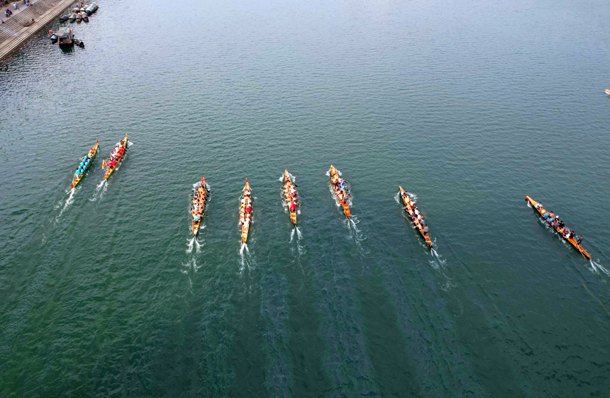 9月8日，在珠江上游融江广西柳州市融安县城段江面，参赛龙舟队正在进行比赛。