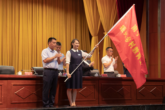 授旗仪式。梁斯摄
