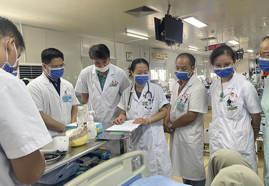 王洁老师在临床一线了解病人情况。