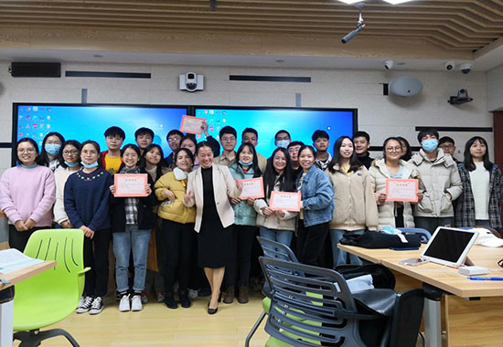 王洁老师和学生合影