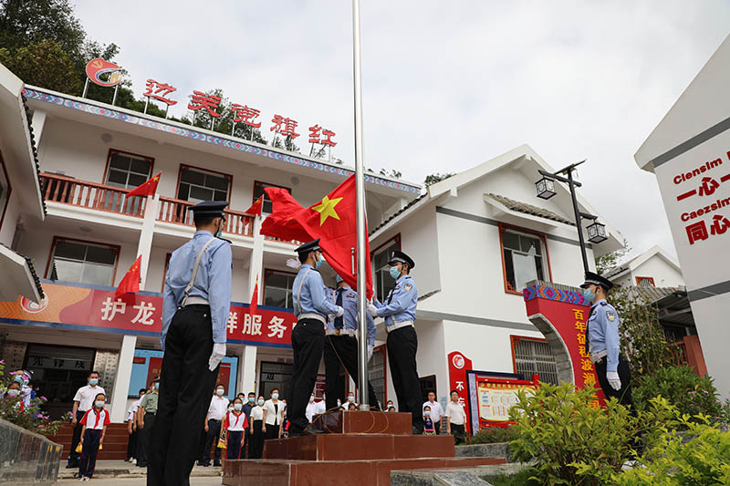 护龙村每月组织一次升国旗仪式。龙邦镇供图