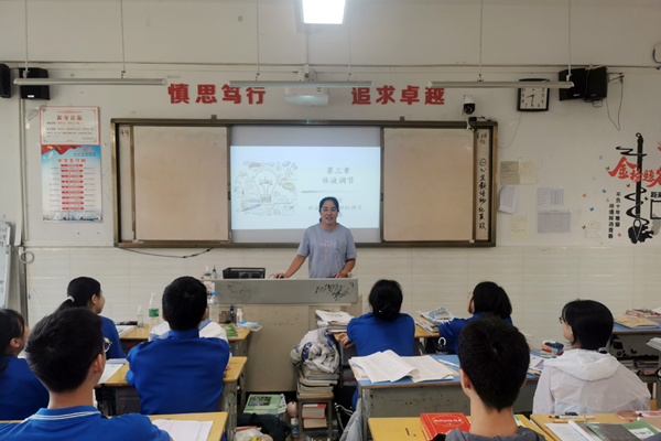 俸英老师正在上课。学校供图