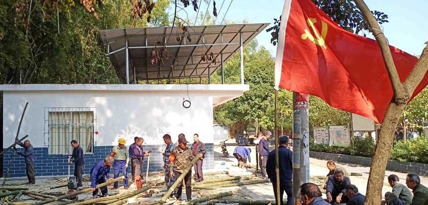 图为党员和村组干部组织群众投工投劳参与“三清三拆”工作