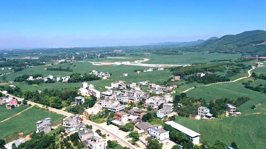 图为东安乡双棒村航拍