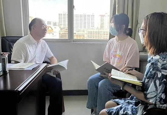 赵玉鹏博士与学生在进行课后交流。