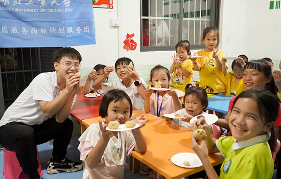志愿者为搬迁户子女义务教学。共青团富川县委供图