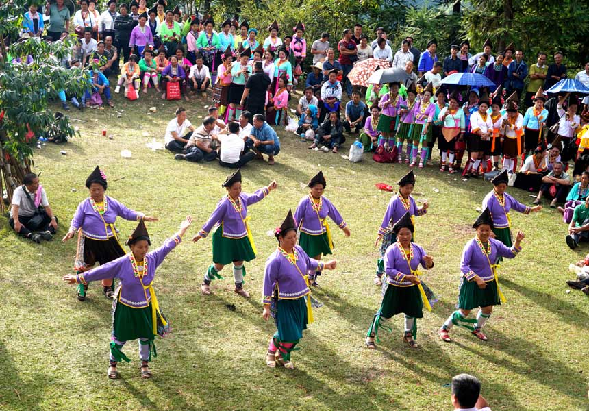 群众身穿节日盛装，跳起欢快的舞蹈