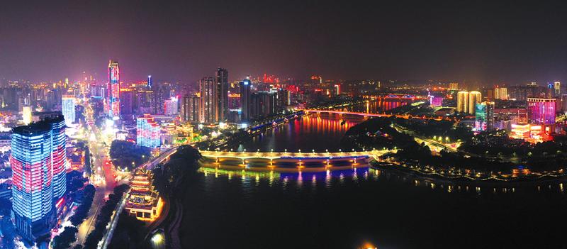 南宁市区民族大道、邕江大桥一带灯光璀璨美如画。本报记者 宋延康 摄