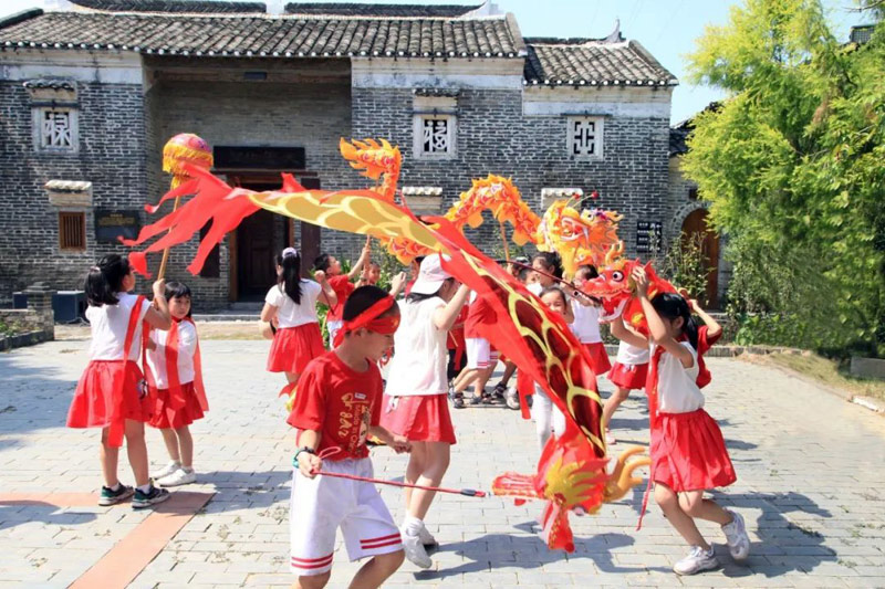学习舞炮龙。