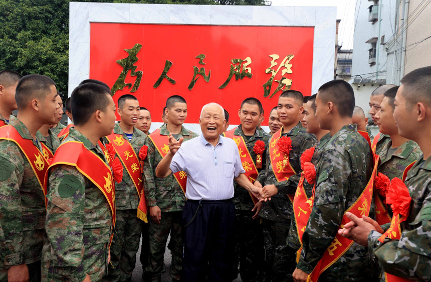 90岁高龄的抗美援朝老兵黄定邦为参加役前训练的应征青年们讲解革命传统。