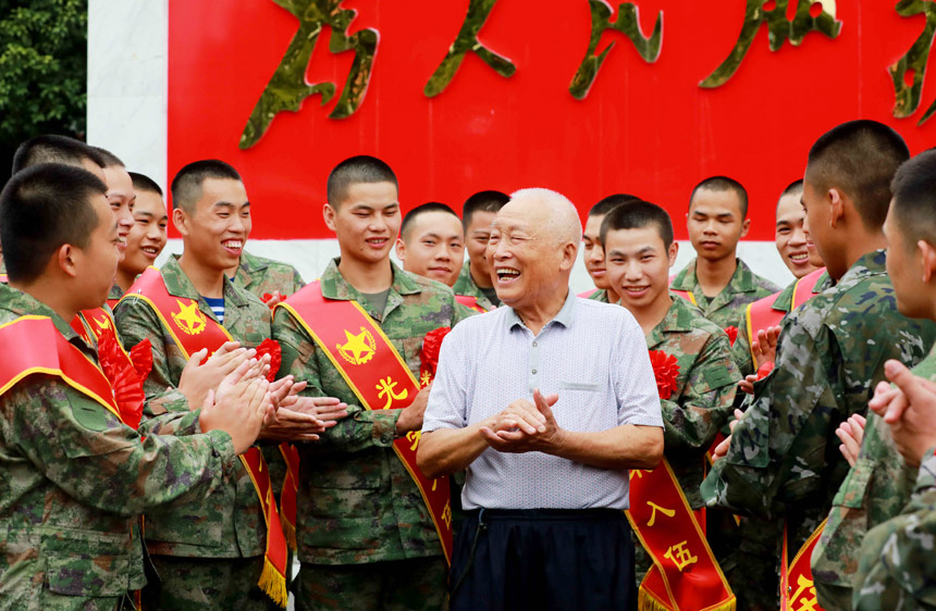 黄定邦老先生为参加役前训练的应征青年们讲解革命传统。