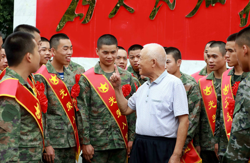 聆听老兵故事 传承优良传统