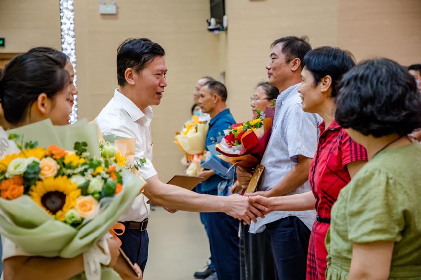 校領導為退休教師代表獻花。桂林醫學院供圖