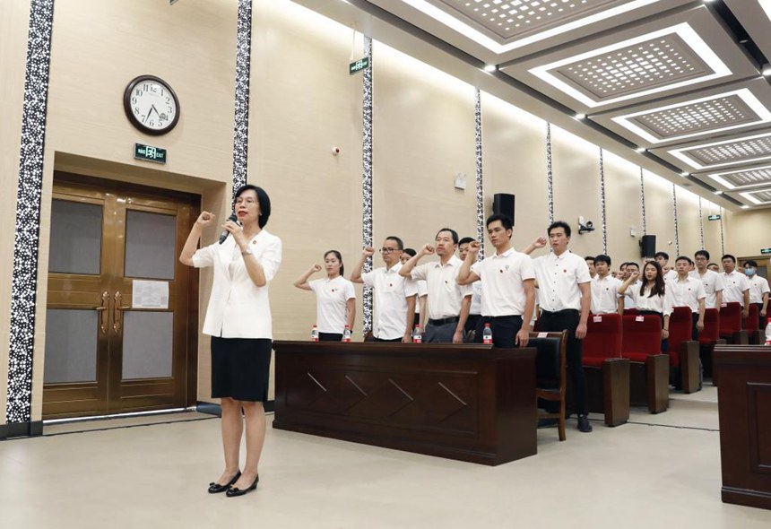 新入職教師代表宣誓。桂林醫學院供圖