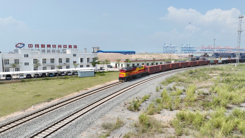 首趟“北部湾—西藏”铁海联运班列开出。宋驰摄