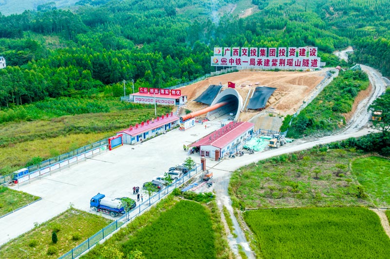 柳梧铁路项目全线最长隧道紫荆瑶山隧道进口。