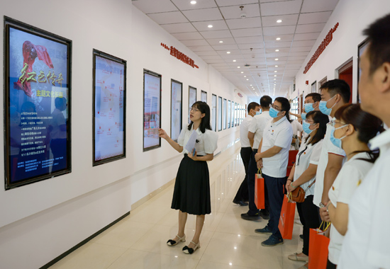 黨員干部參觀紅色文化長廊。