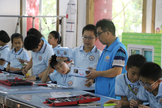 1.桂林理工大学附属小学学生在学校的“科学食堂”科普平台进行科学实验。桂林理工大学附属小学供图