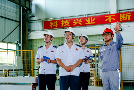 桂林市七星区税务局组建退税减税党员服务队走进当地重点制造业企业开展政策宣传辅导。施林燕摄
