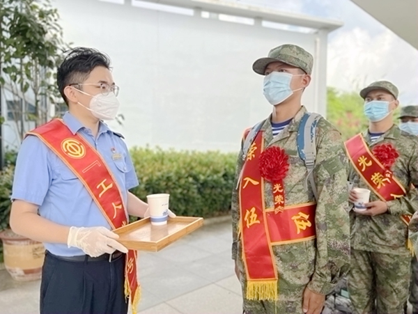 “刘三姐·金花茶”服务队成员为新兵战士提供茶水服务。李天成摄