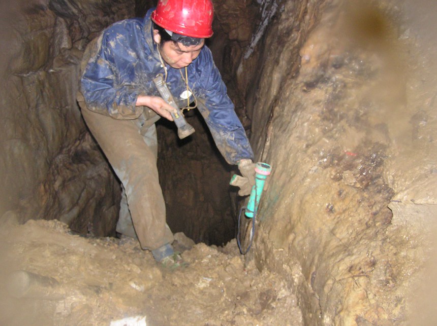 项目人员在地下河开展水文地质勘查工作。吴绍强摄