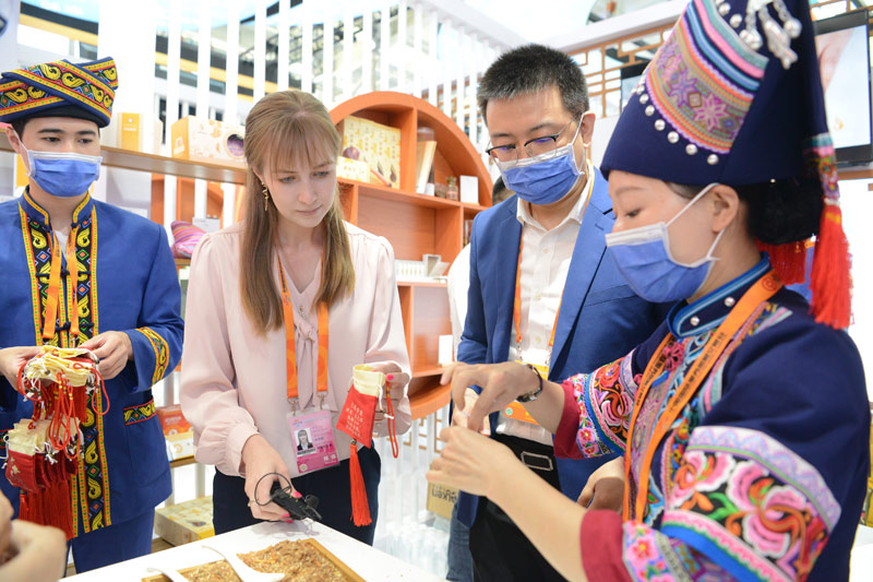 广西国际壮医医院工作人员介绍壮医防疫香囊。