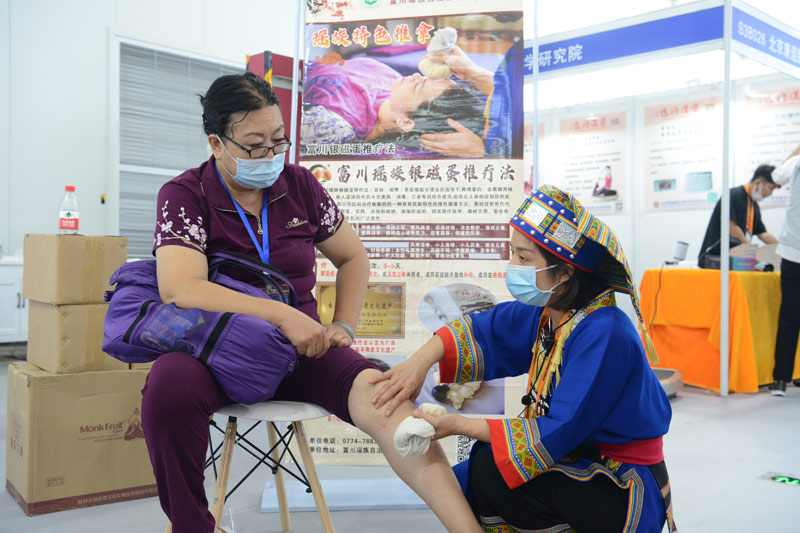 富川瑶族自治县民族医医院的银瓷蛋推疗法。