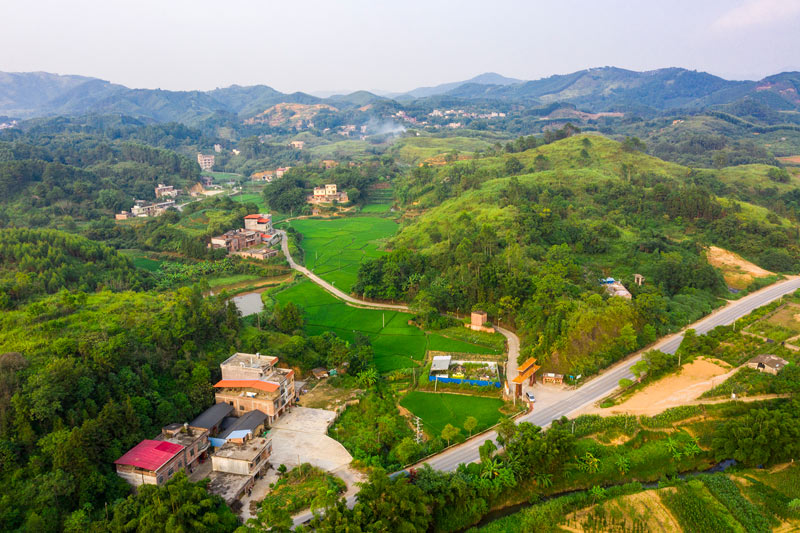 G324公路穿村而过的新龙村 玉案摄影